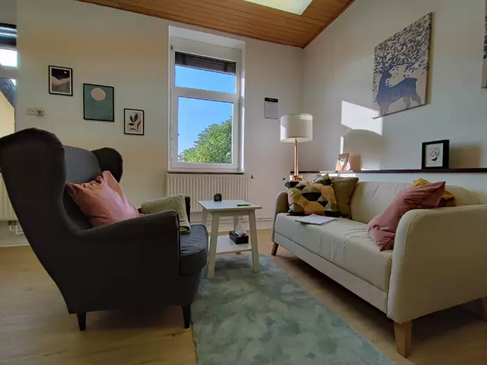 Sproščujoče okolje pisarne, kjer poteka psihoterapija in hipnoterapija.