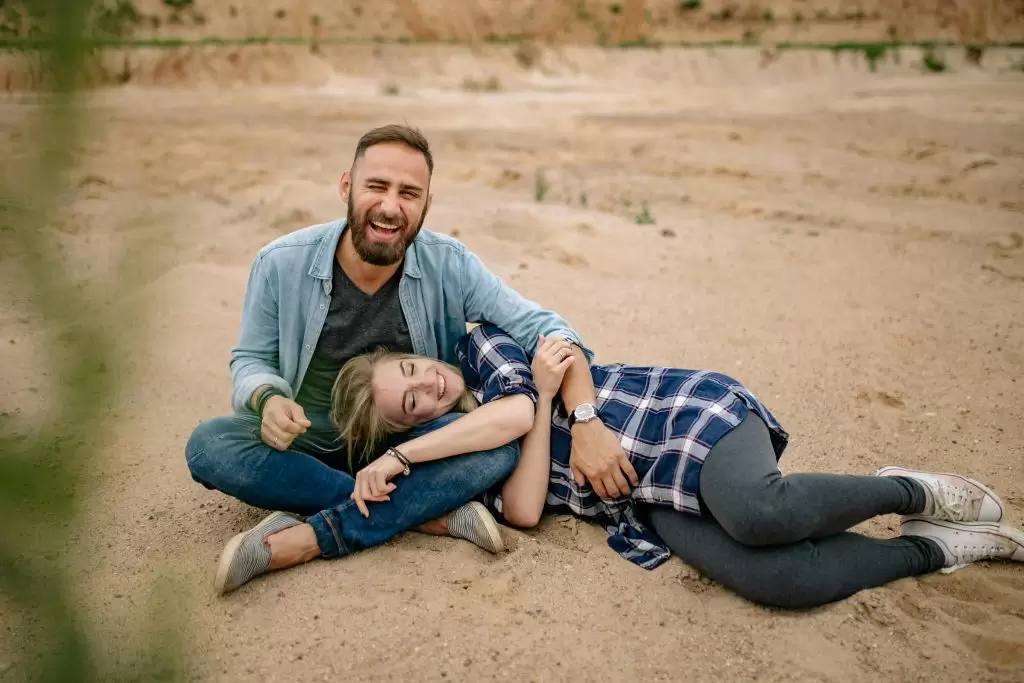 Par v tihem trenutku bližine – simbolizira ponoven stik, čustveno povezanost in upanje v odnosu